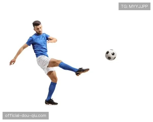 布雷斯特球员进球后冲向场边，与刚刚出生的孩子肖像合影庆祝